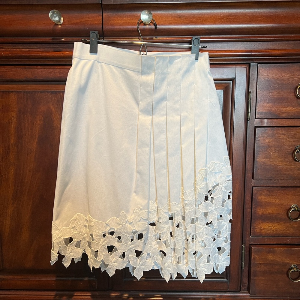 Elie Tahari White skirt sz 2 with lace appliqué